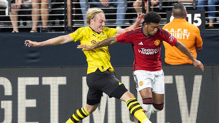 Bei einem Testspiel im Sommer 2023 waren Julian Brandt und Jadon Sancho noch Rivalen.
