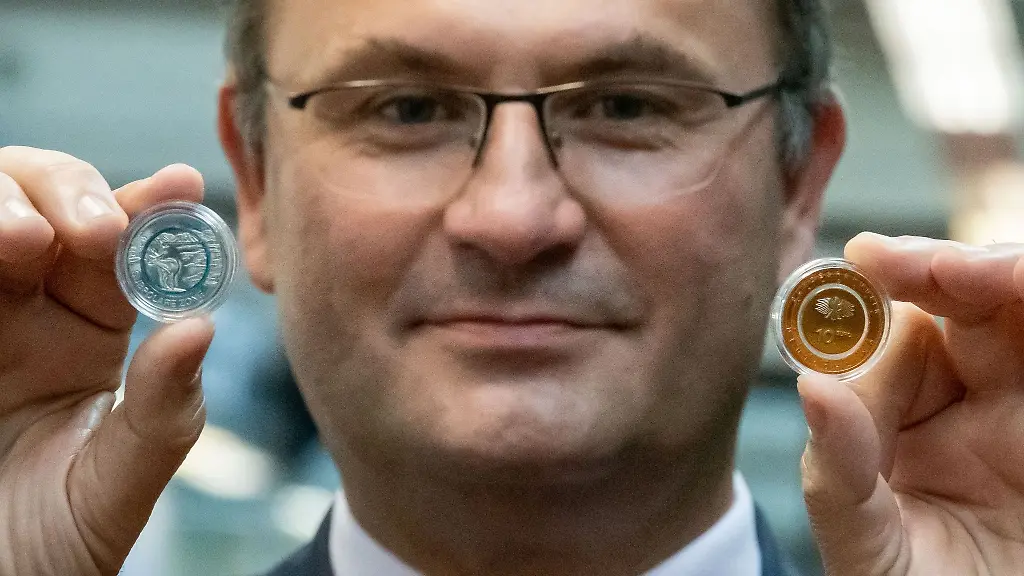 Albert-Fueracker-Finanzminister-von-Bayern-stellt-zwei-neue-Sammelmuenzen-vor