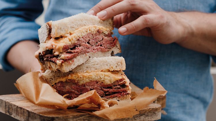 Gerhard Dragschitz belegt sein New Yorker Reuben Sandwich mit selbstgemachtem Pastrami. Hier ist Geduld gefragt.