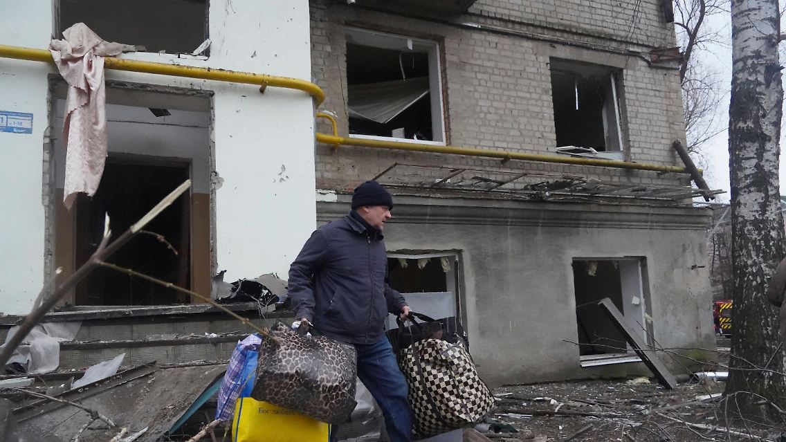 Immer wieder werden bei den russischen Angriffen Wohnhäuser und andere zivile Ziele beschädigt.
