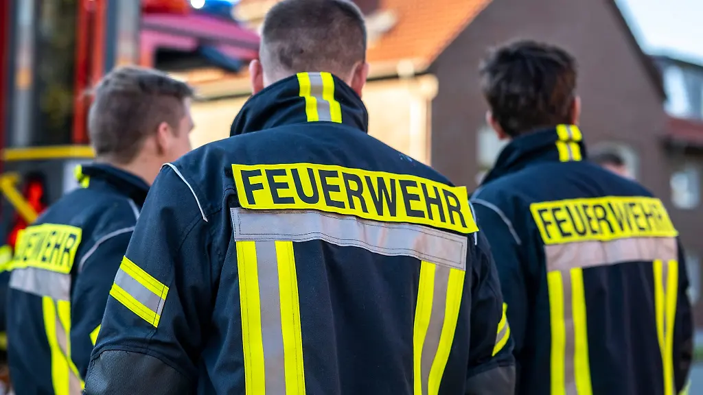 Feuerwehrleute-bei-einem-Einsatz