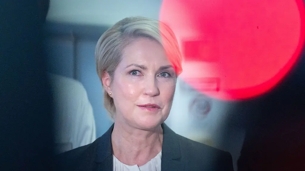 Mecklenburg-Vorpommerns-Ministerpraesidentin-Manuela-Schwesig-SPD-bei-einem-Pressestatement