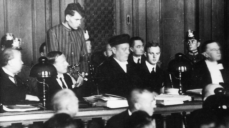 Marinus van der Lubbe (stehend) während des Prozesses zum Brand des Reichstages 1933.