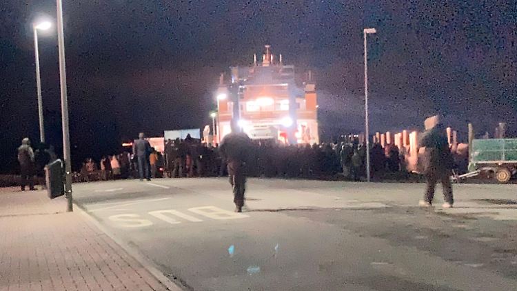 Nach Angaben der Reederei wäre das Schiff mit Habeck an Bord beinahe gestürmt worden.
