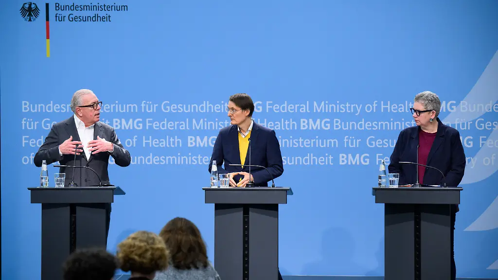 Klaus-Reinhardt-Praesident-der-Bundesaerztekammer-Karl-Lauterbach-Bundesgesundheitsminister-und-Christine-Vogler-Praesidentin-des-Deutschen-Pflegerats-nach-dem-Spitzengespraech-ueber-das-Pflegekompetenzgesetz