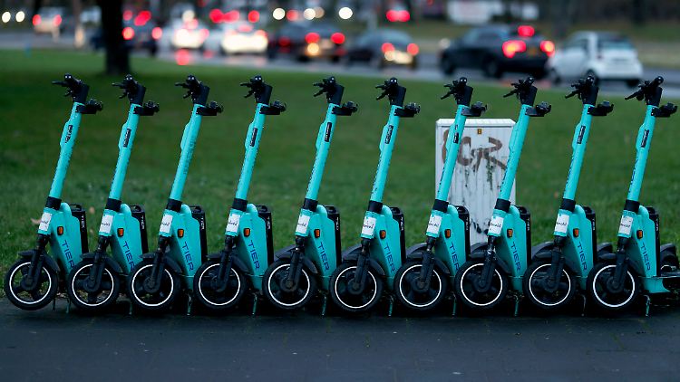 Bereits 2022 bekam Tier das harte Wettbewerbsumfeld für E-Roller zu spüren und musste stark einsparen.