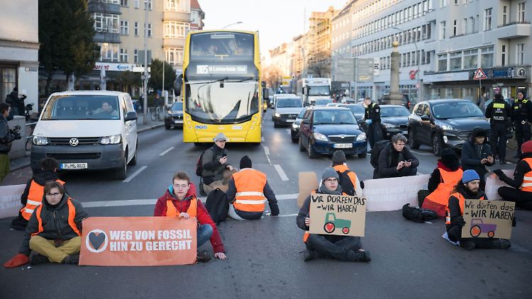 In der Vergangenheit wurden Aktivisten von blockierten Autofahrern oft beschimpft, bisweilen auch geschlagen oder von der Straße gezerrt.