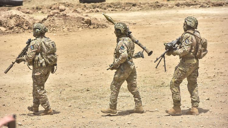 Hisbollah-Kämpfer im Libanon. Einer von ihnen ist mit einer Panzerbüchse bewaffnet.  