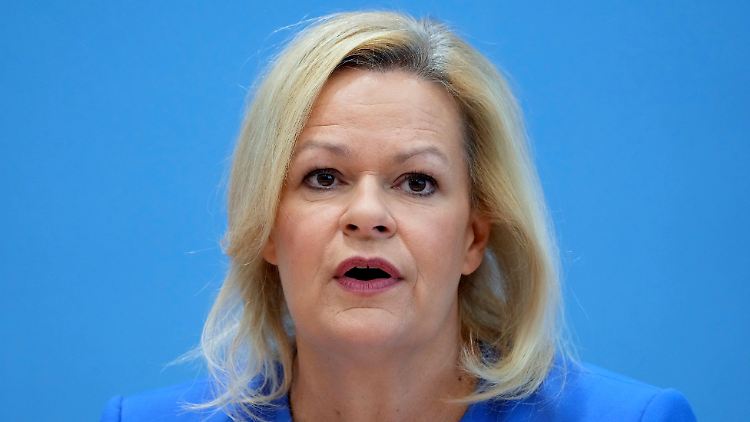 Die Innenministerin ist besorgt über das Treffen von AfD-Politikern mit der Identitären Bewegung.