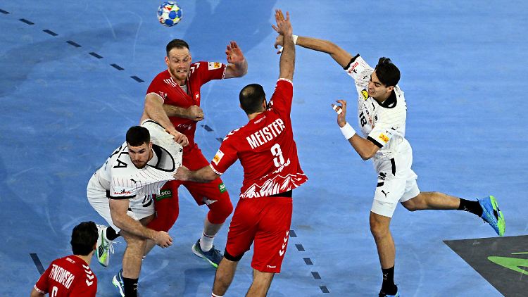 Deutschlands Julian Köster wirft - und trifft.