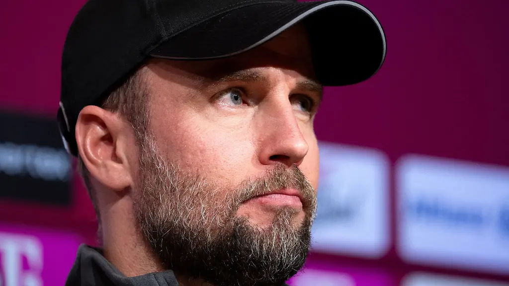 Trainer-Sebastian-Hoeness-von-Stuttgart-nimmt-nach-dem-Spiel-an-einer-Pressekonferenz-teil