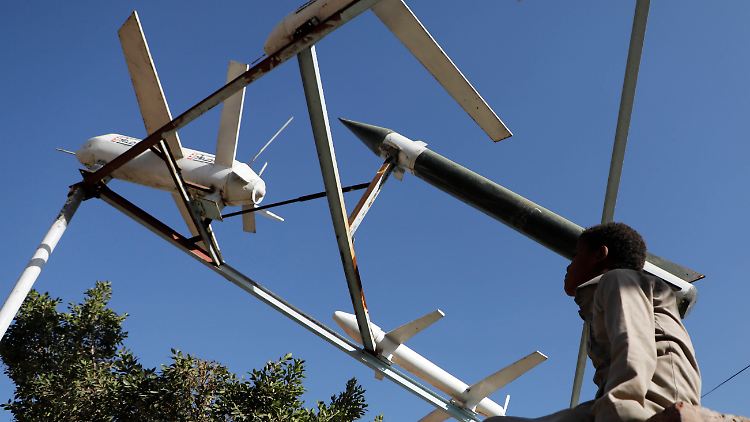 In Jemens Hauptstadt Sanaa zeigen die Huthi Drohnen und Raketen, die sie für ihre Angriffe nutzen.