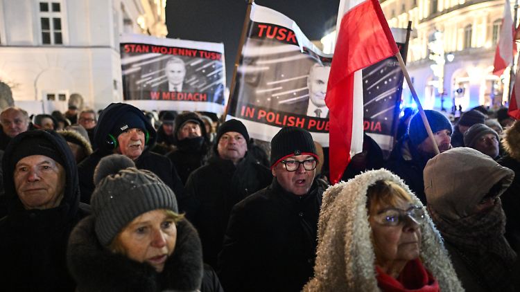 Schon am Abend versammelten sich rund 200 Menschen vor dem Präsidentenpalast und skandierten regierungsfeindliche Parolen.
