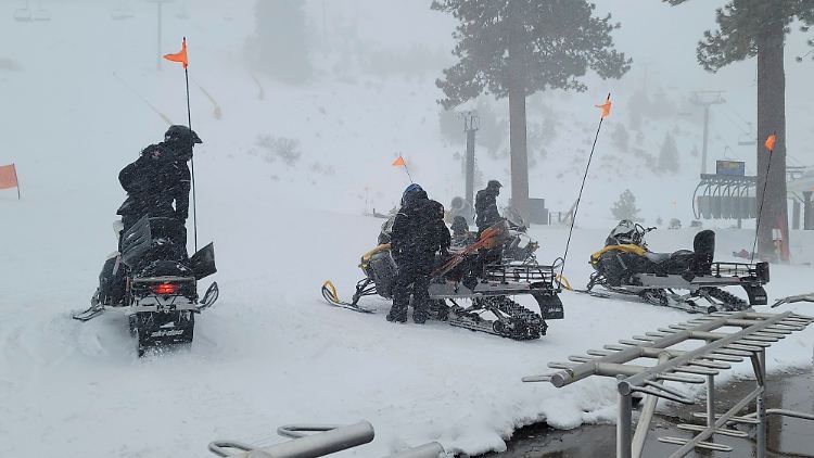 Rettungskräfte kontrollieren die Piste weiterhin.