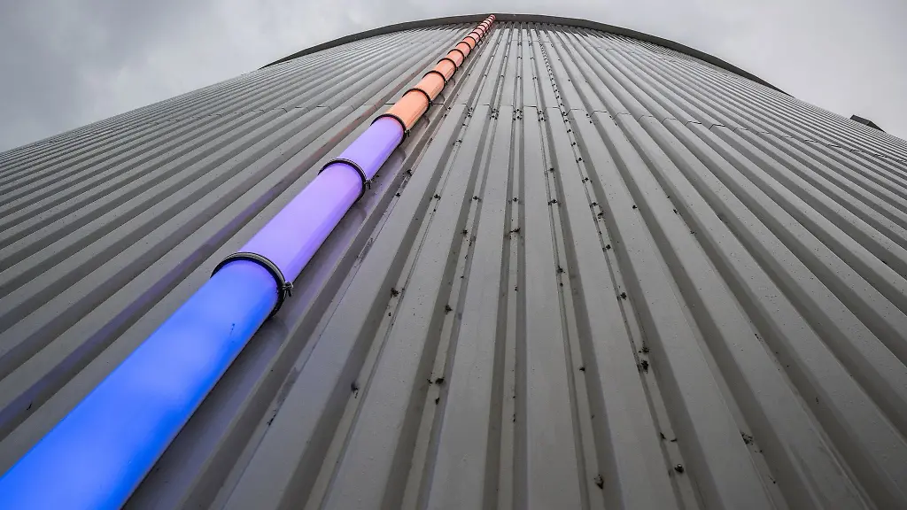 Waermespeicher-mit-Fuellstandanzeige-auf-dem-Gelaende-der-Fernheizwerk-Neukoelln-AG-Das-Land-Berlin-uebernimmt-das-Fernwaermenetz-der-Hauptstadt-vom-schwedischen-Energieversorger-Vattenfall