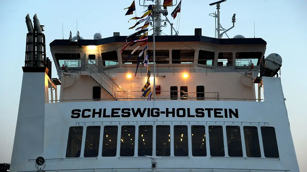 Eine-Faehre-der-Wyker-Dampfschiffs-Reederei-liegt-vor-der-Verholfahrt-zu-ihrem-Heimathafen-Wyk-an-der-Kieler-Hoern