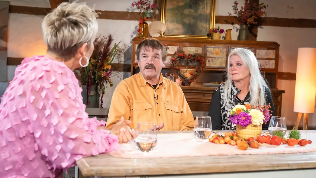 Bullenzuechter-Siegfried-bekommt-im-Gespraech-mit-Inka-Bause-und-Hofdame-Simone-ordentlich-die-Leviten-gelesen-Quelle-RTL