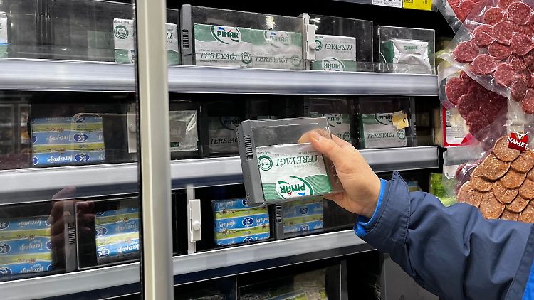 Produkte wie Butter, Babynahrung oder Zahnpasta werden in türkischen Supermärkten teilweise nur noch diebstahlgesichert in die Regale gestellt.