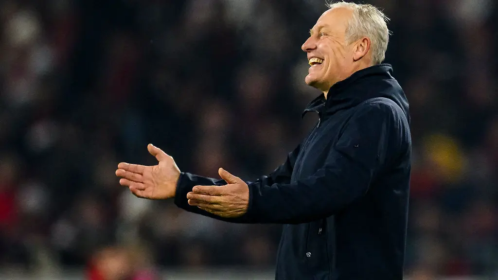Freiburgs-Trainer-Christian-Streich-reagiert-im-Spiel