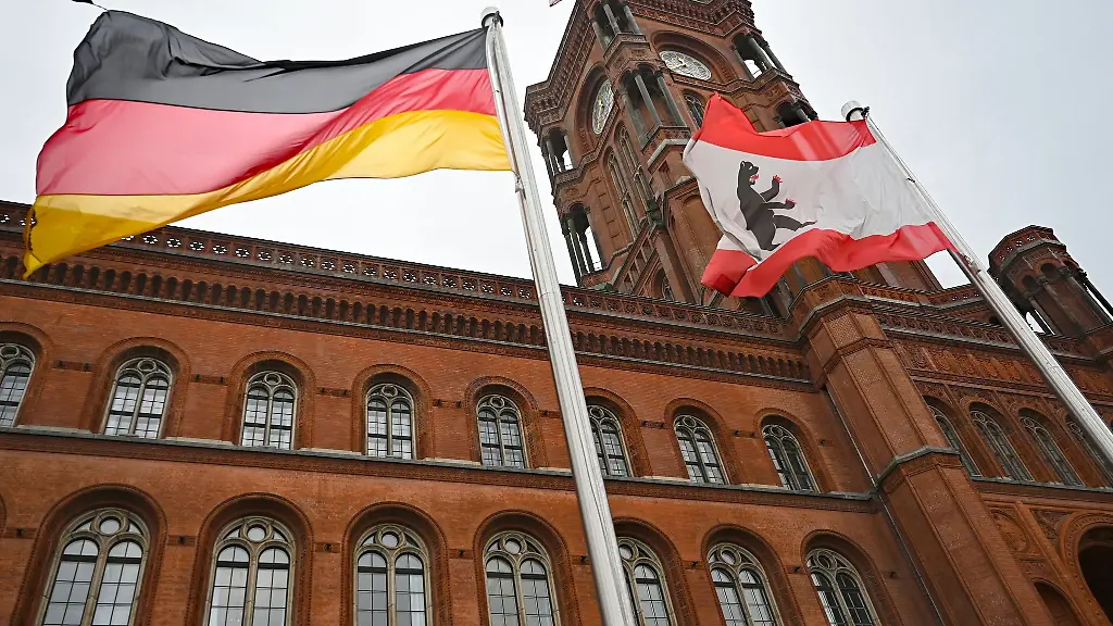 Das-Rote-Rathaus-Sitz-der-Regierenden-Buergermeisterin-sowie-des-Senats-von-Berlin