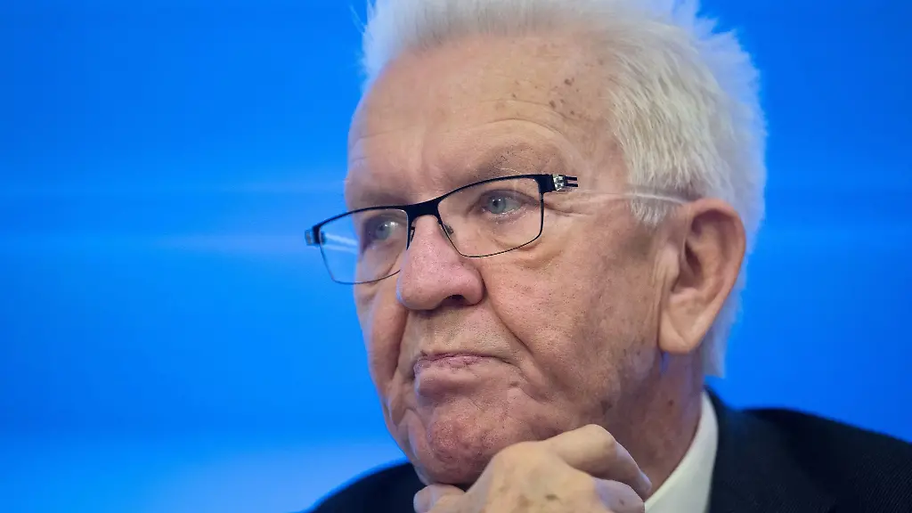 Winfried-Kretschmann-Buendnis-90-Die-Gruenen-nimmt-an-einer-Landespressekonferenz-teil