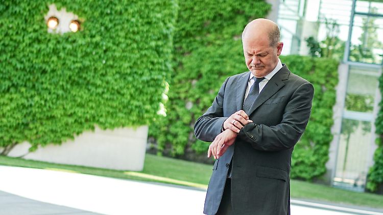 Prüfender Blick auf die Uhr: Die Hälfte von Olaf Scholz' Regierungszeit ist schon um. (Archivbild)