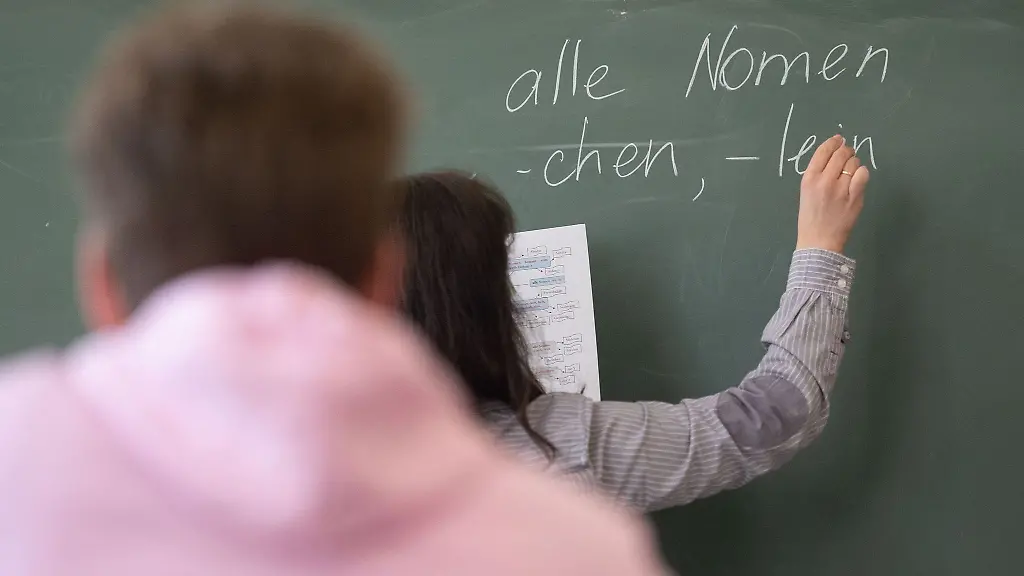 Ein-Schueler-sitzt-in-einem-Klassenzimmer