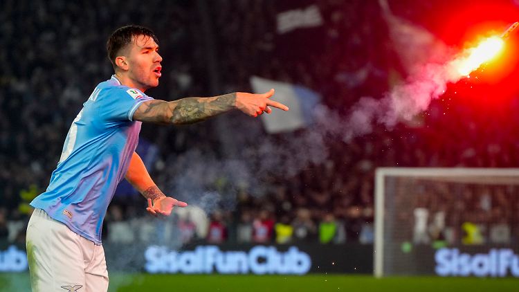 Tumulte auch während des Spiels: Lazios Alessio Romagnoli entfernt Pyrotechnik vom Spielfeld.