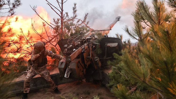 Ein russischer Soldat löst auf ukrainischem Gebiet einen Schuss an einer Haubitze - vielleicht mit Munition aus Nordkorea.