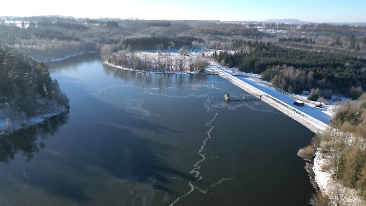Blick auf den zugefrorenen Teufelsteich bei Harzgerode. Hier wurden zuletzt Temperaturen um minus 15 Grad Celsius gemessen.