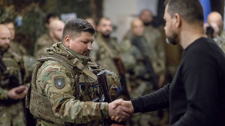 Nach bald zwei Jahren Krieg gegen Russland hat die ukrainische Armee Schwierigkeiten, ihre Reihen wieder aufzufüllen. 