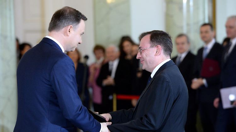 Der polnische Präsident Andrzej Duda mit Mariusz Kaminski bei dessen Ernennung im Präsidentenpalast im November 2015.
