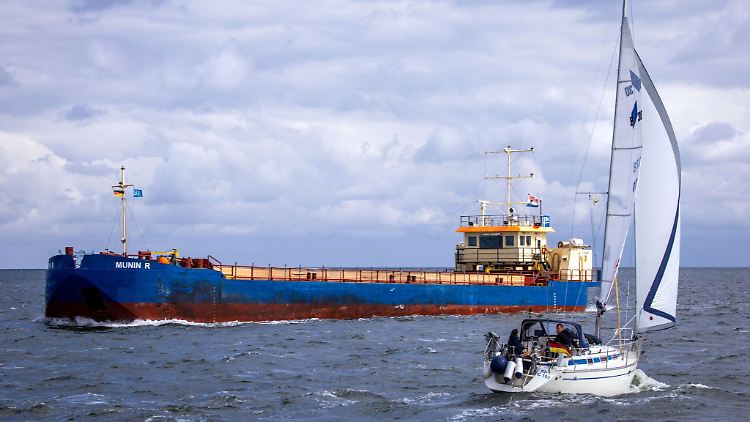 Das Spezialschiff "Munin R" ist auf dem Greifswalder Bodden unterwegs und transportiert Aushub, der bei den Arbeiten für die Anbindungspipeline des Rügener LNG-Terminals entstanden ist.