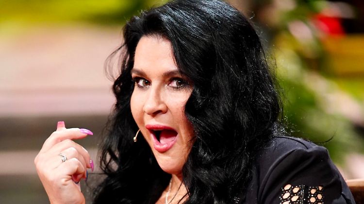 Kann mit ihren neuen großen Brust-Implantaten nicht gut atmen: Katzenberger-Mutti und "Mr. T."-Ex Iris Klein.