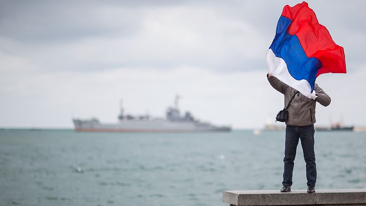 Ein Schiff der Schwarzmeerflotte in der Bucht von Sewastopol kurz nach der Besetzung der Krim durch Russland 2014.
