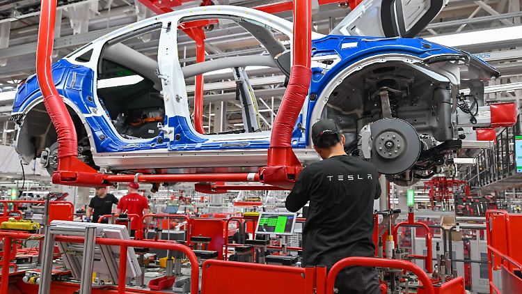 Der Elektroauto-Hersteller Tesla muss die Produktion in Grünheide bei Berlin wegen der Angriffe der jemenitischen Huthi-Rebellen im Roten Meer für rund zwei Wochen weitgehend stoppen.
