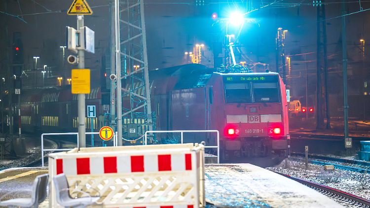 Ein Regionalzug rollt in den Hauptbahnhof in Bremen. Der Nahverkehr läuft ab 18 Uhr möglicherweise schneller wieder an als der Fernverkehr.