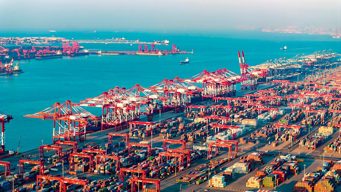 Container-Terminal in Qingdao.