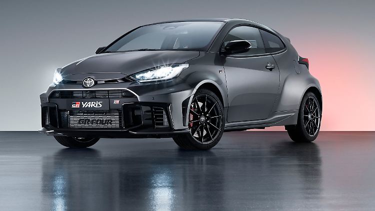 Aus der Dreiviertel-Front-Perspektive sieht man erst einmal, wie breit die hinteren Kotflügel des GR Yaris wirklich sind.