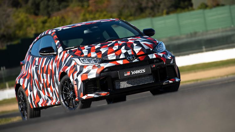 Schon in der getarnten Variante wirkt die Front des Toyota GR Yaris angriffslustig-sportlich.