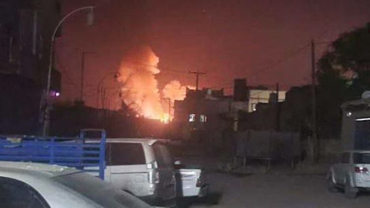 Feuer und Rauch nach einem Luftangriff in der Nähe der jemenitischen Hauptstadt Sanaa.