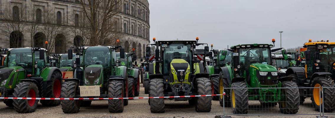 Landwirtinnen und Landwirte bei einer Protestaktion heute in Nürnberg.
