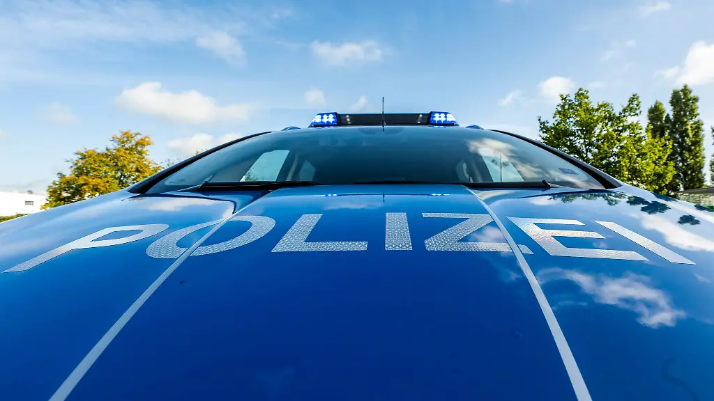 Auf-der-Motorhaube-eines-Streifenwagens-steht-der-Schriftzug-Polizei