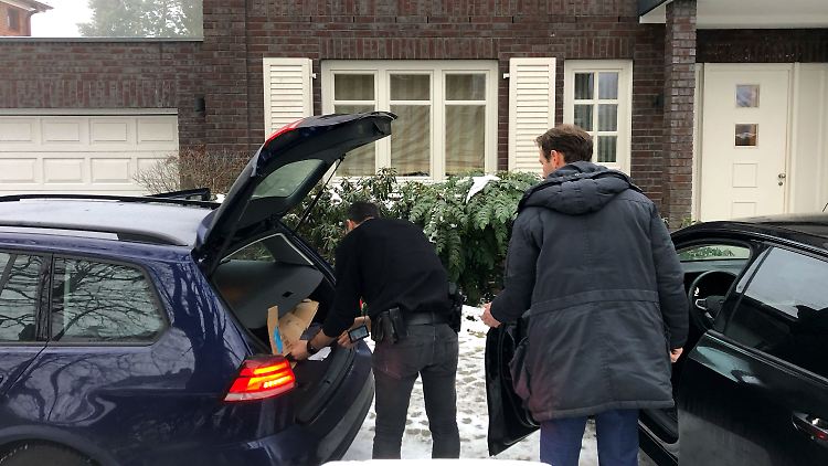 Ermittler stellen vor der Block-Villa Beweise sicher.