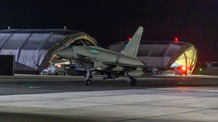 Ein Typhoon-Flugzeug der britischen Royal Air Force kehrt nach einem Angriff auf Huthi-Stellungen im Jemen zum Stützpunkt auf Zypern zurück. 