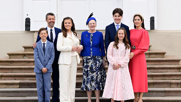 Prinz Christian, Kronprinz Frederik, Prinzessin Isabella, Königin Margrethe, Prinz Vincent, Prinzessin Josephine und Kronprinzessin Mary.