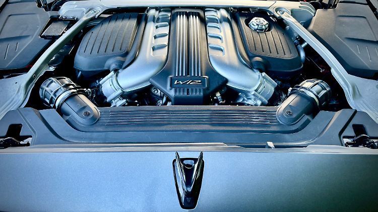 Hier ist er noch ein letztes Mal zu sehen, der wunderschöne W12. Neue Bentleys werden künftig nicht mehr mit diesem Sahnemotor zu bestellen sein. Aber Fans des gepflegten Maschinenbaus werden mit Ersatz versorgt. Dabei ist der Sechsliter jedoch nicht so richtig ersetzbar.