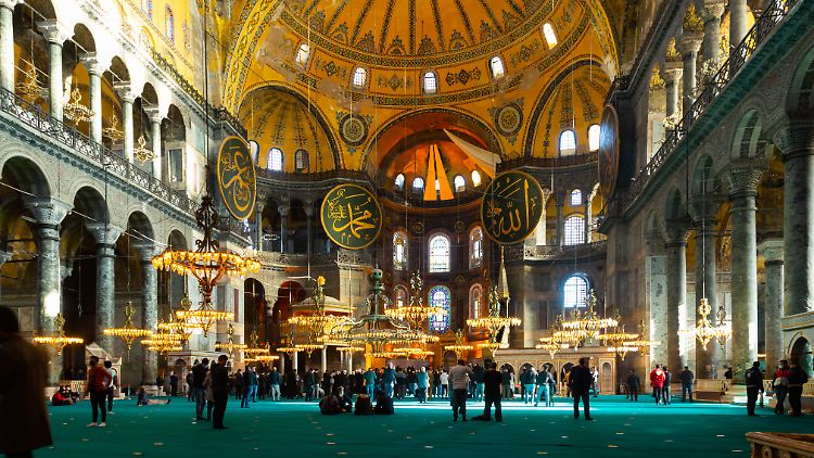Der mit einem türkisfarbenen Teppich ausgelegte mittlere Bereich der Hagia Sophia darf außerhalb der Gebetszeiten für Besichtigungen betreten werden.