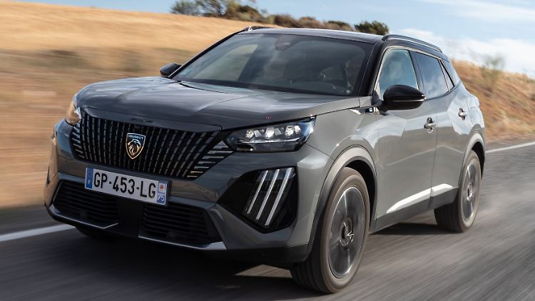 Die geliftete Version des Peugeot e-2008 fällt mit ihrer expressiv gestylten und mit ihren aus den Scheinwerfern ausgelagerten LED-Tagfahrleuchten ins Auge.