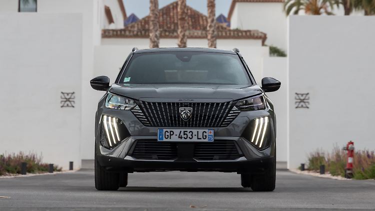 Mit seinem Frontdesign fällt der Peugeot e-2008 auf. Bisher war das "Drei Krallen"-Tagfahrlicht in den Scheinwerfern integriert. Mit dem Facelift wanderte die Lichtstreifen nach unten und wurden größer.